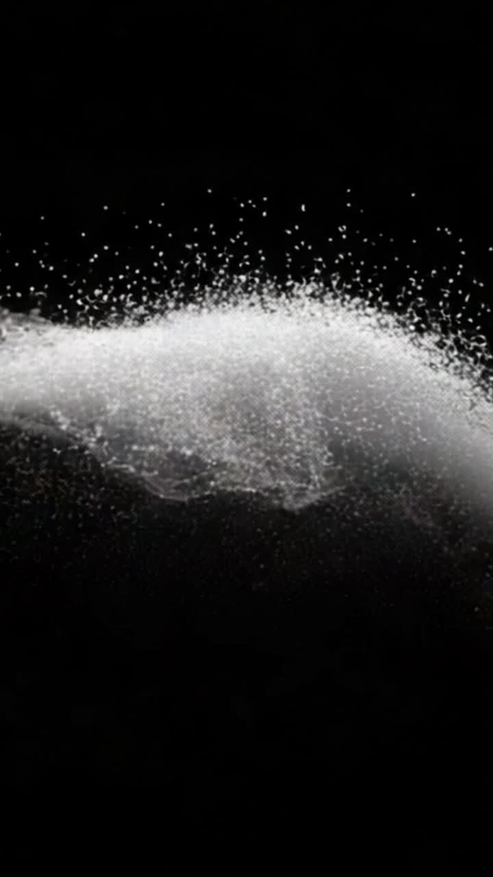 Uno Spettacolo Ipnotizzante di Sostanza Polverosa Sospesa nell'Aria, che Crea Formazioni Intricate e Motivi Dinamici, Catturando la Bellezza della Fluidità e del Movimento