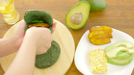 arepas, plato venezolano hecho de harina de maíz