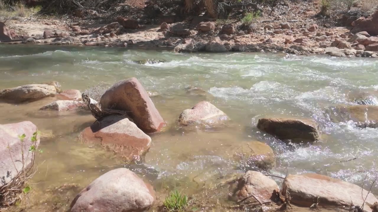 Um rio fluindo sobre uma série de pedras e rochas