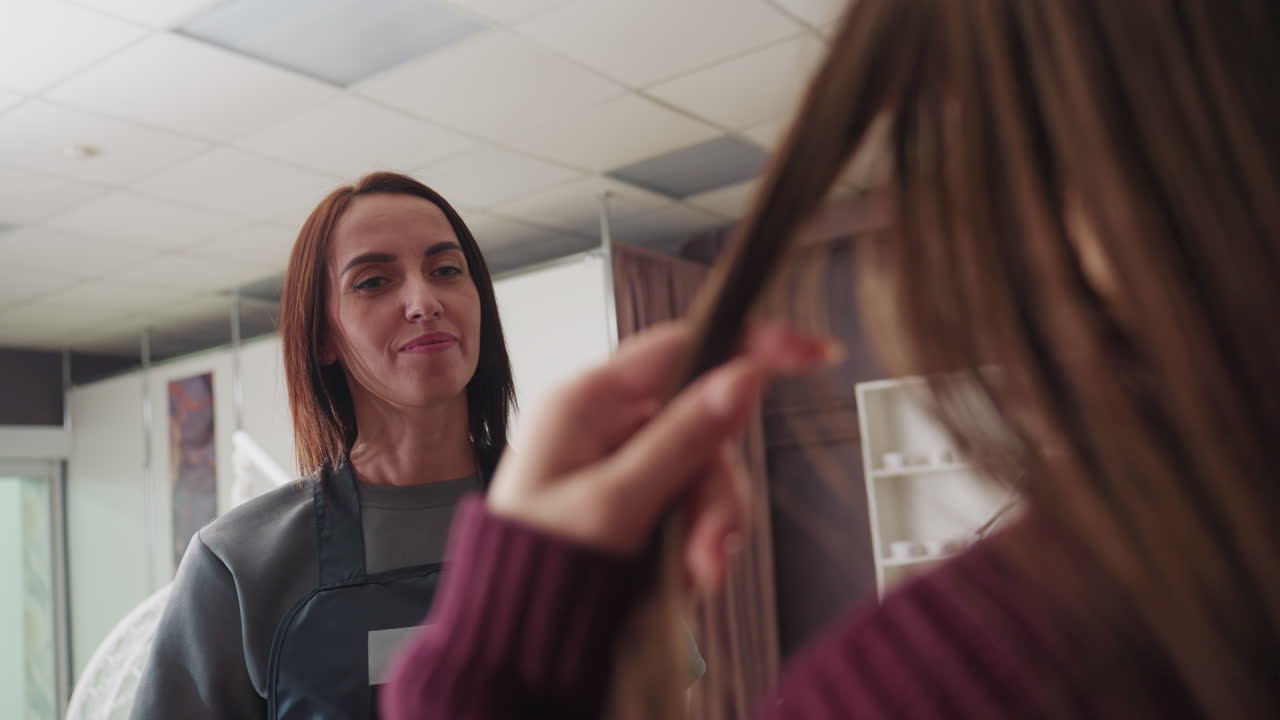 evaluación capilar completada, un experto analiza a fondo el estado del cabello, un especialista examina meticulosamente la textura y un profesional analiza la estructura y el color castaño largo