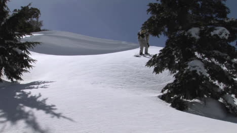 Mediumshot-De-Un-Snowboarder-Snowboard-Cuesta-Abajo-A-Través-De-Polvo-Virgen