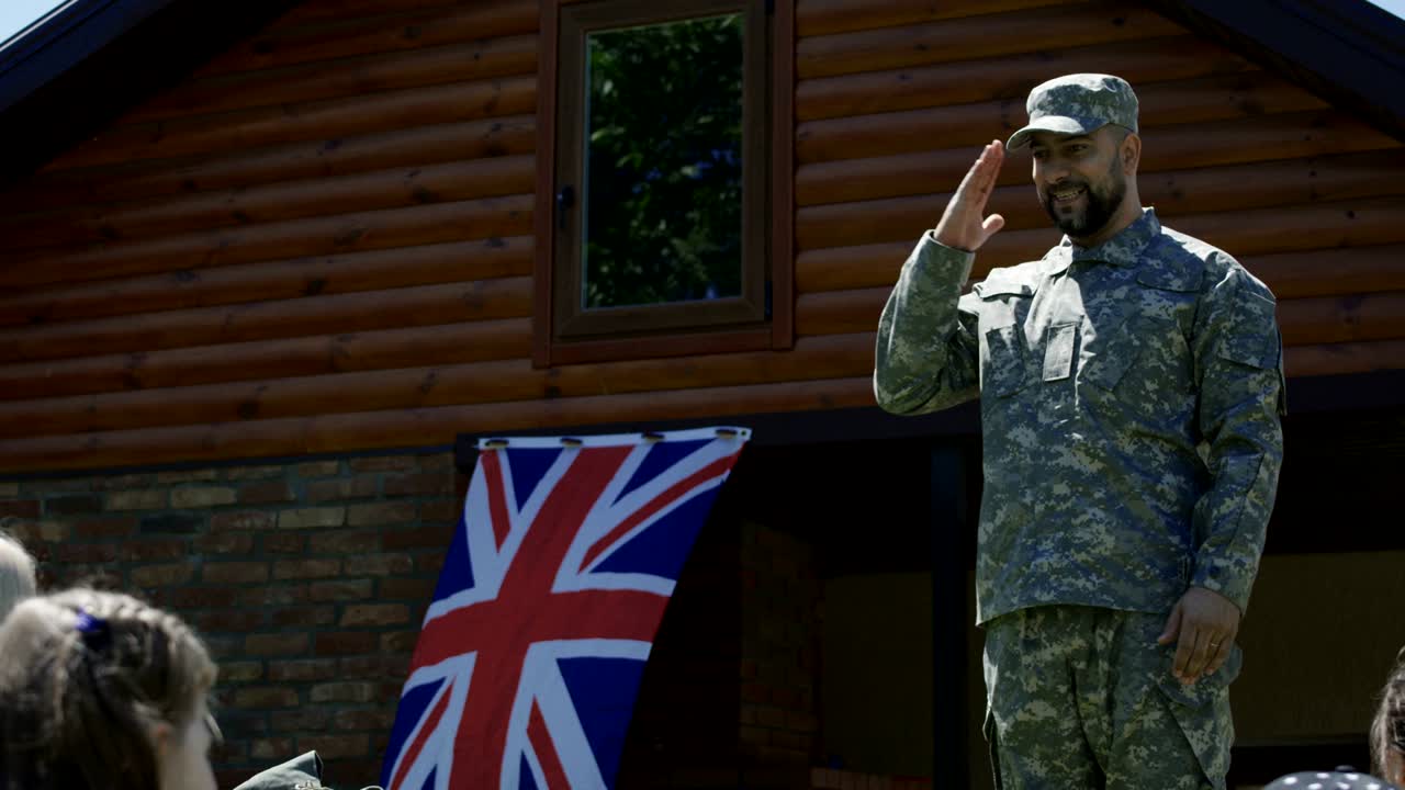 가족과 함께 야외에서 시간을 즐기는 군인