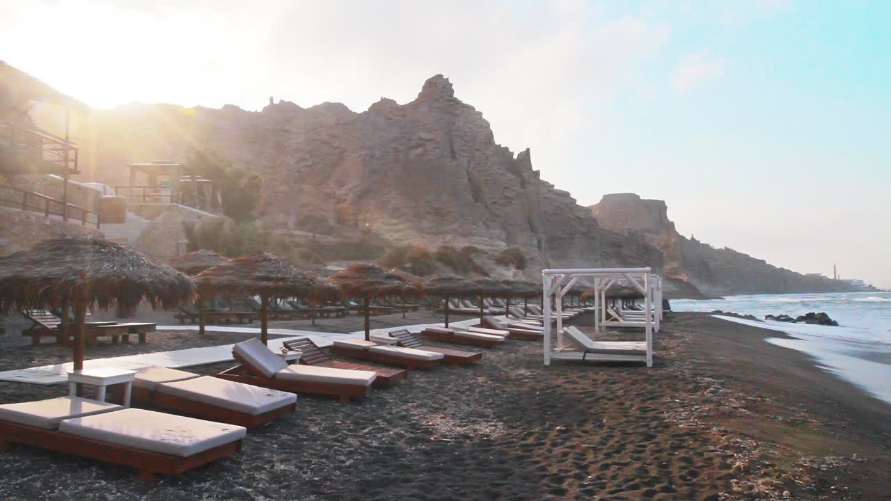 해변에서 안락 의자의 시간 경과