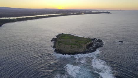 Vista-Aérea-Sobre-La-Isla-Cook-Y-El-Pintoresco-Paisaje-Marino-De-Nueva-Gales-Del-Sur-Al-Atardecer-En-Australia---Disparo-De-Drones