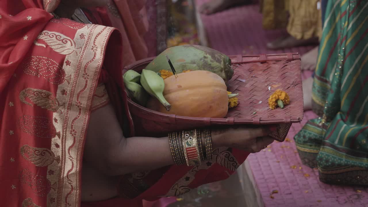 mujeres indias adorando al dios sol hindú con ofrendas sagradas en el festival de chhath el video fue tomado en jodhpur, rajasthan, india, el 20 de noviembre de 2023.