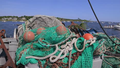 redes de pesca en el muelle de la marina