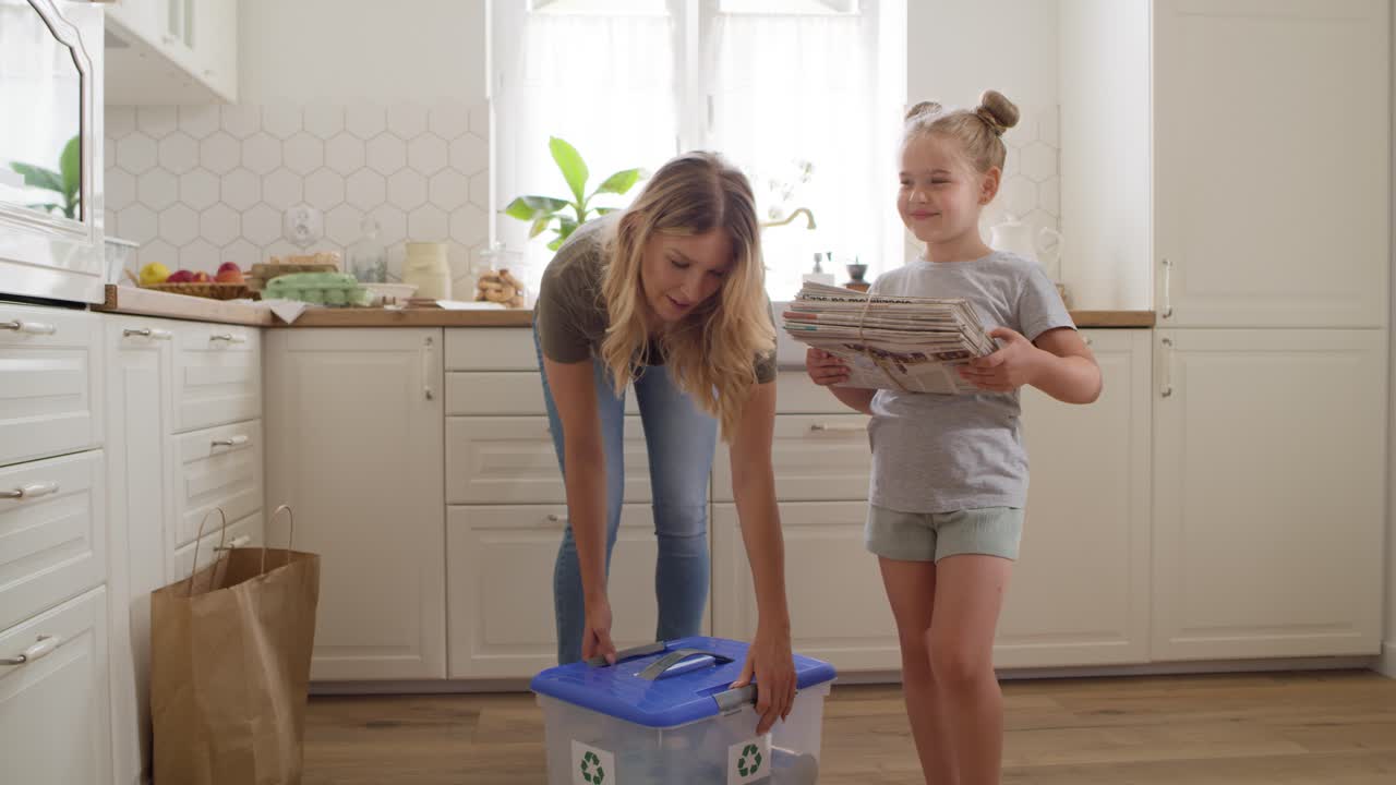 엄마 와 딸 이 분리 된 쓰레기 를 꺼내는 영상
