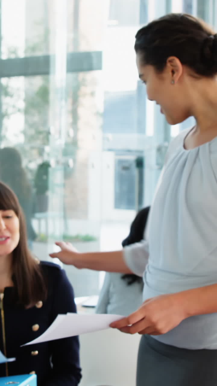 empresarios que interactúan entre sí