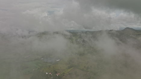 巴拿馬火山空中v2高空電影風景景觀 無人機穿過雲端捕捉山地高原和小鄉村城鎮風景 - 用mavic 3影像拍攝 - 2022年4月