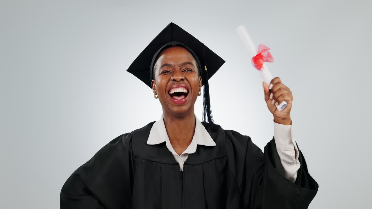 mujer, graduación y diploma de estudiante en estudio