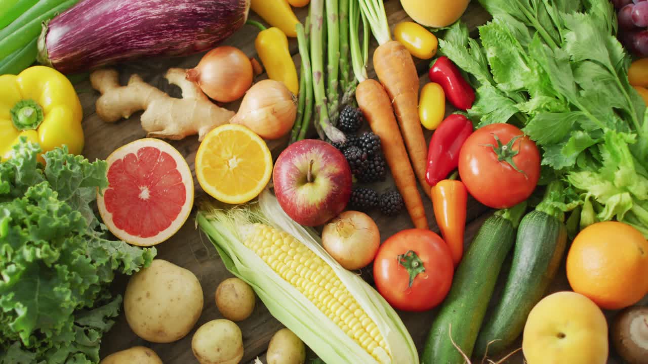 Blue bubble appearing over corn after one sec, counts rising, chat icons popping showing engagement