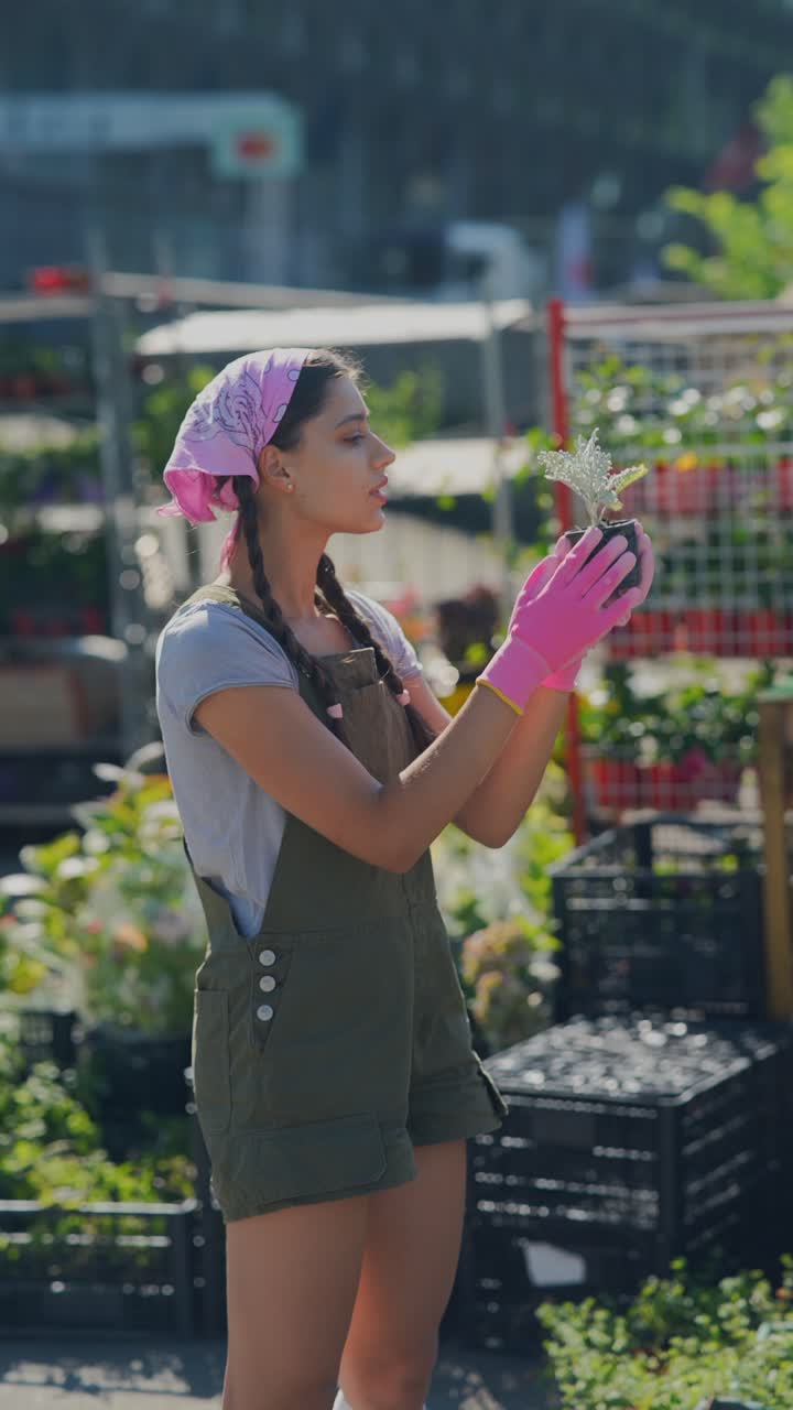 mujer joven jardinería en un mercado de plantas