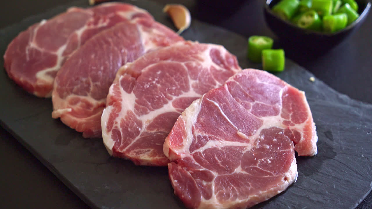 cuello de cerdo fresco crudo o cuello de cerdo a bordo con ingredientes para marinado