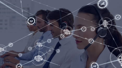 animación de una red de iconos digitales en un equipo de diversos ejecutivos de atención al cliente que trabajan en la oficina