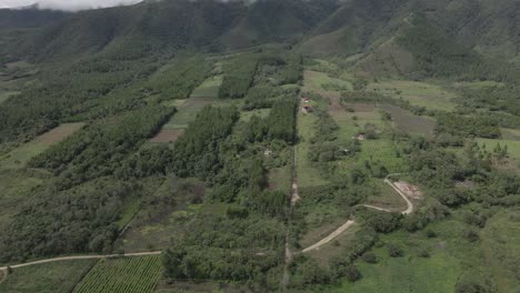 Inclinación-Aérea-Desde-Tierras-Rurales-Hasta-Espesas-Nubes-De-Montaña-Nubladas