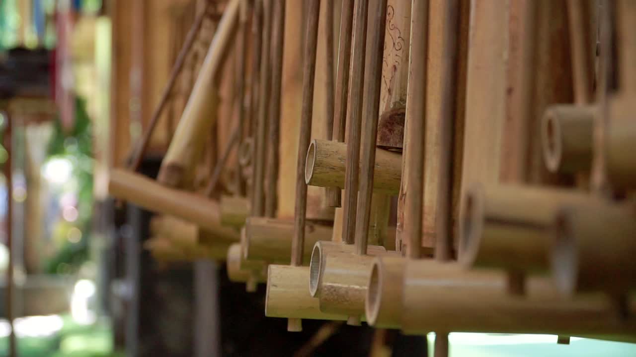 tomada de cerca: fila de instrumentos musicales tradicionales angklung