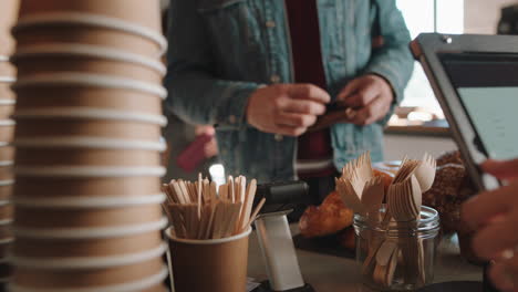 cerrar el cliente pagando usando el servicio de transacción de tarjeta de crédito comprando café en el café gastando dinero en el restaurante