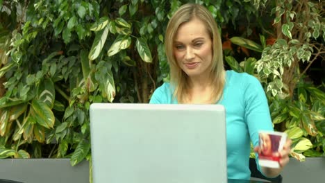 estudiante usando computadora portátil afuera en el campus