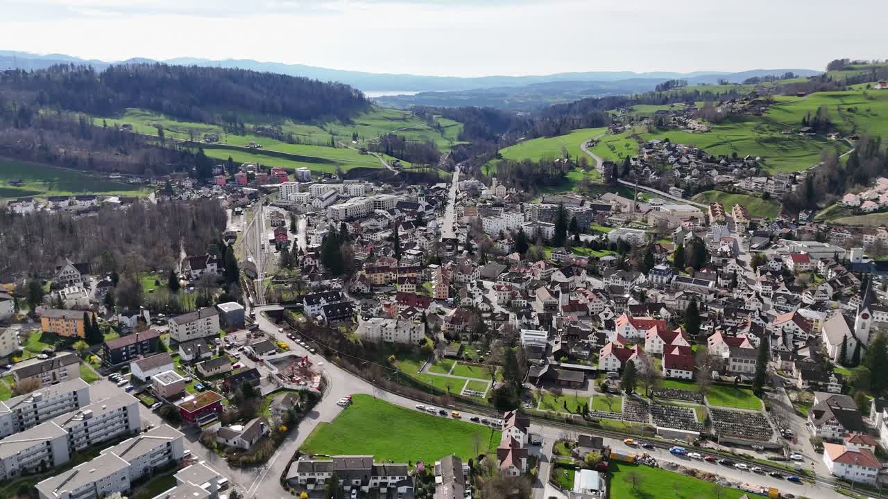 wald, suiza mostrando la ciudad, el paisaje verde, y las colinas en un día despejado, horizonte lejano, vista aérea