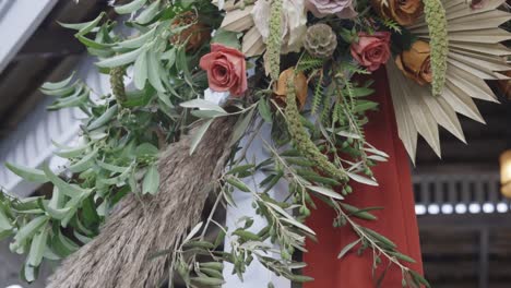 Hermoso-Arco-De-Flores-En-La-Ceremonia-De-Boda