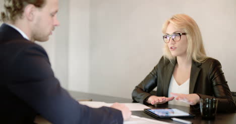 mujer de negocios entrevistando a solicitante de empleo