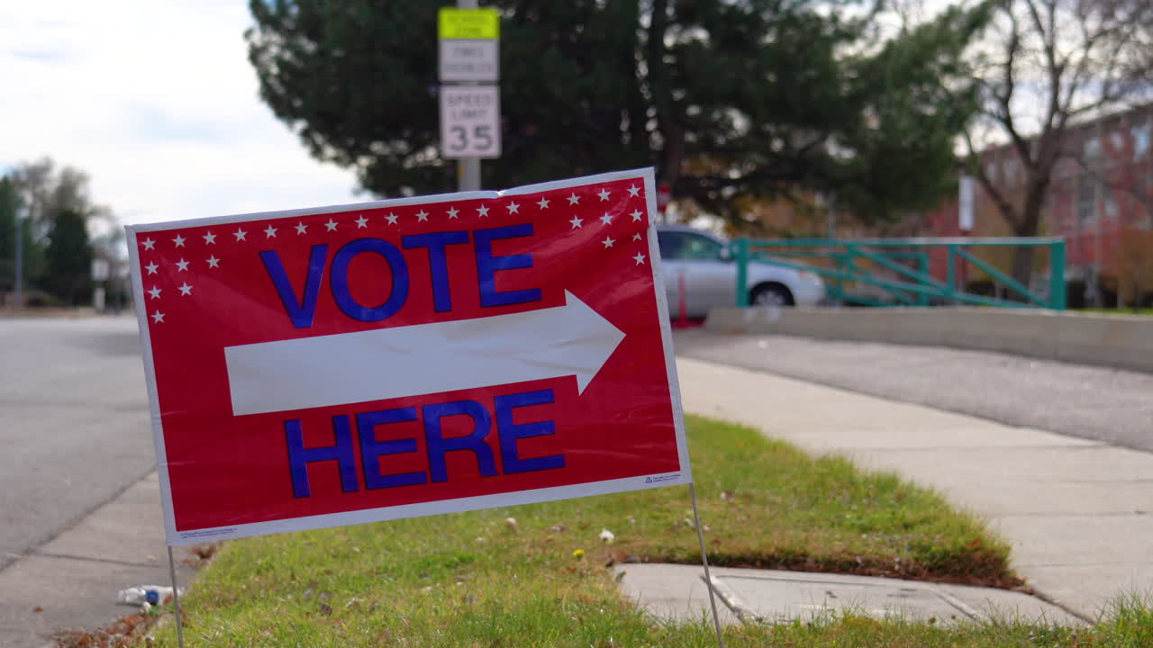 차를 운전하고 배경을 걷고 있는 사람과 오른쪽을 가리키는 여기에 투표하세요.
