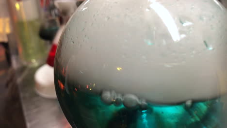 burbujas en tubo de ensayo de laboratorio