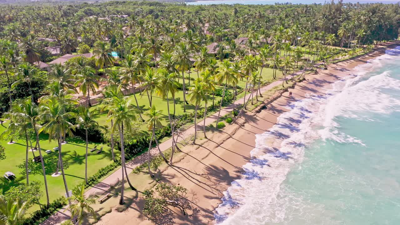 playa caribeña de playa bonita en las terrenas en la república dominicana - toma aérea de avión no tripulado