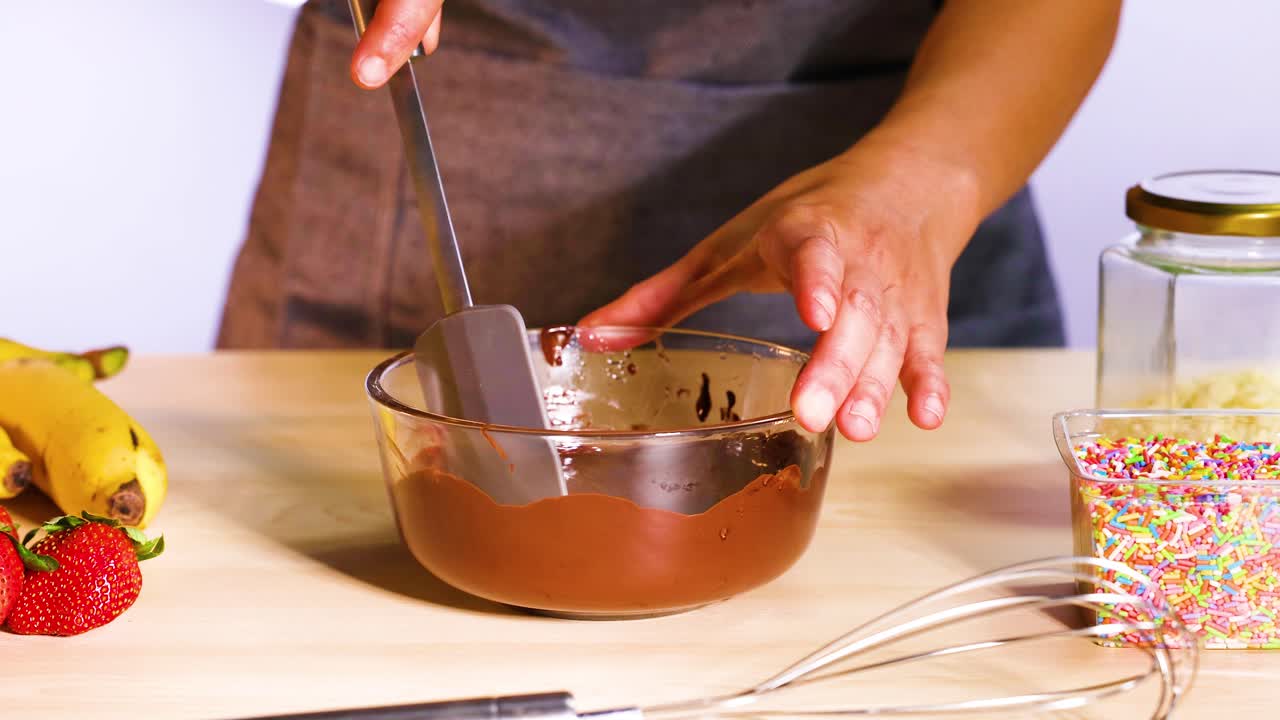 mezclar chocolate con frutas y salpicaduras