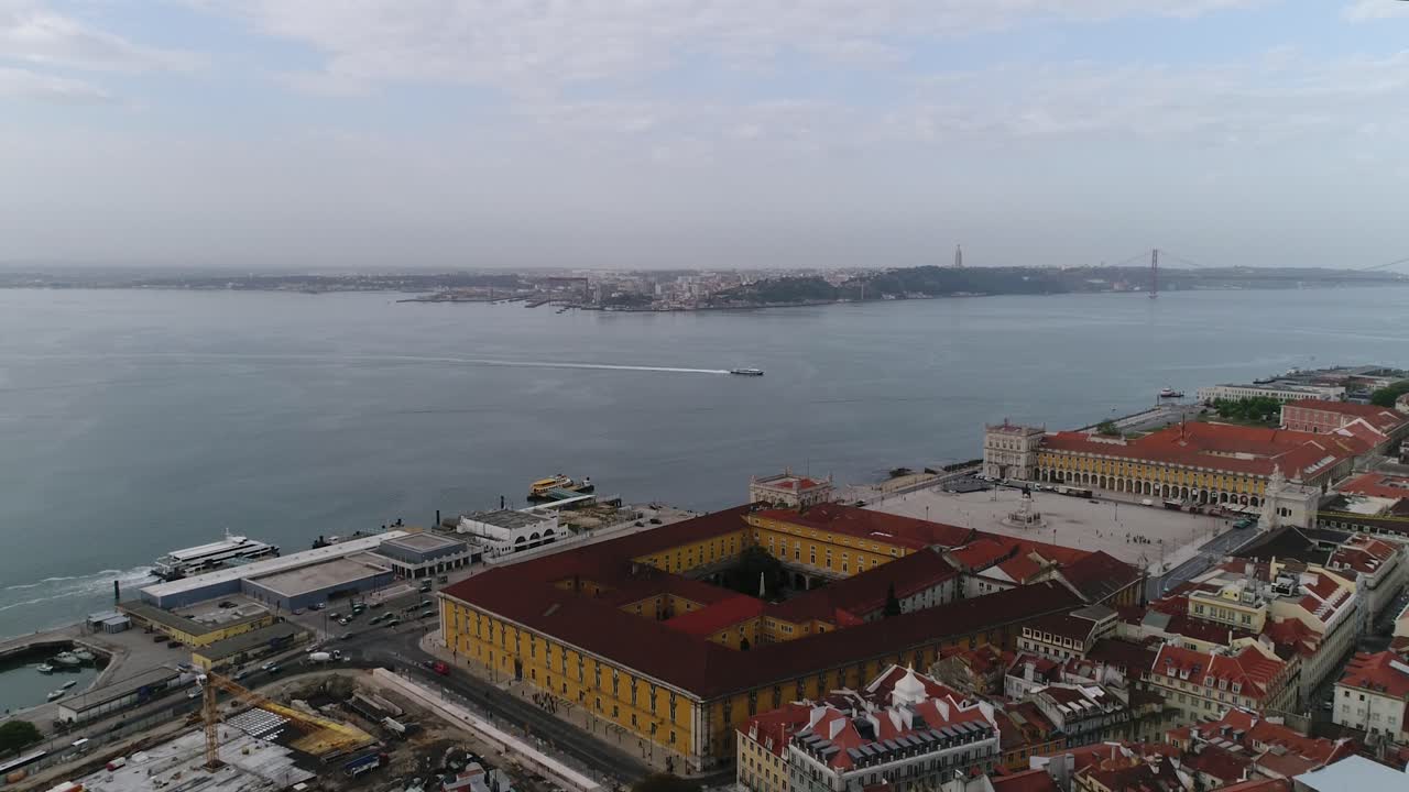 Vista aerea su Piazza del Commercio a Lisbona, chiamata Praça do Comércio, la piazza centrale del mercato.