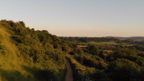 Toma-Panorámica-Con-Drones-De-La-Campiña-Inglesa-En-Verano