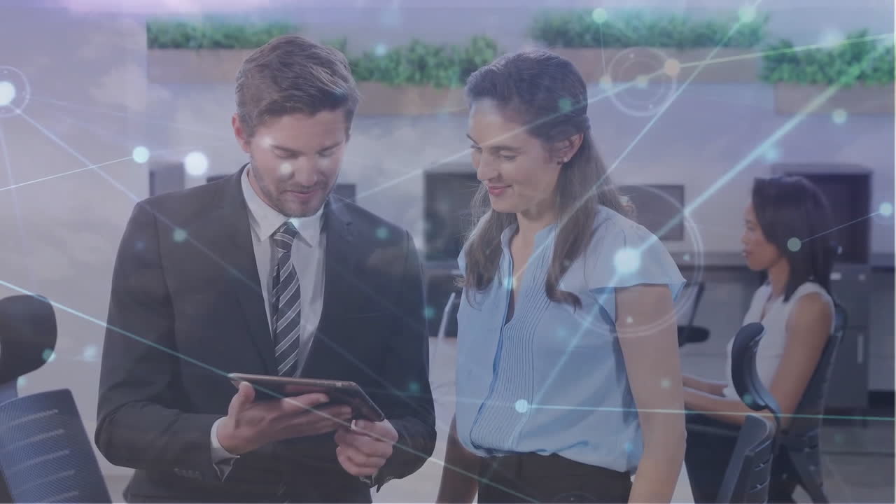 animación de la red de conexiones sobre colegas caucásicos que usan tableta en la oficina