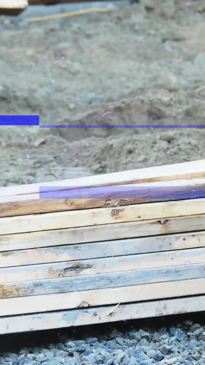 Animazione con effetto glitch su cerchi, elica del DNA, barre di caricamento su assi di legno a terra