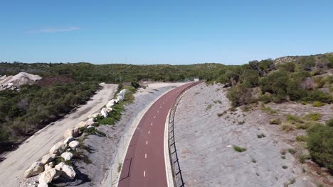 Ruta-Ciclista-Aérea-Para-Revelar-Las-Dunas-De-Arena-De-Tamala,-Perth,-Australia