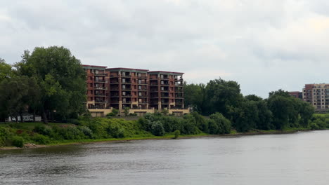 gebouwen aan de rivier in cincinnati, ohio, verenigde staten