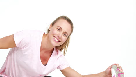 Mujer-Sonriente-En-Forma-Estirándose-Con-Las-Manos-A-Los-Pies.