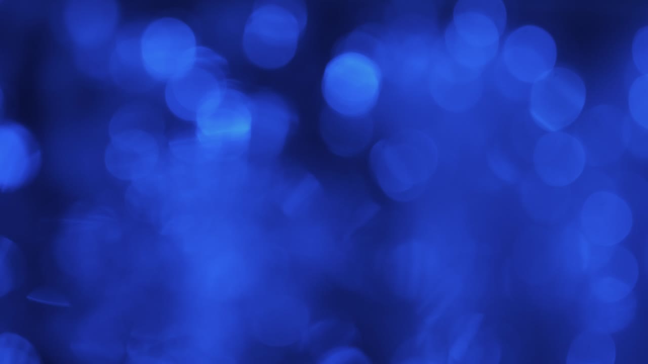 movimiento abstracto de luces desfocalizadas azules. parpadeando y ondulando bokeh azul.