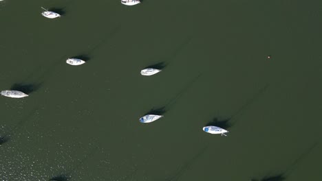 Die-Luftaufnahme-Der-Boote-Von-Oben-Nach-Unten-Zeigt-Die-Rampe,-Das-Dock-Und-Den-Steg