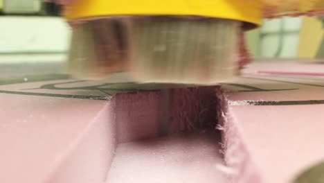 máquina de enrutador cnc enrutamiento de un trozo de espuma de poliestireno de aislamiento rosa