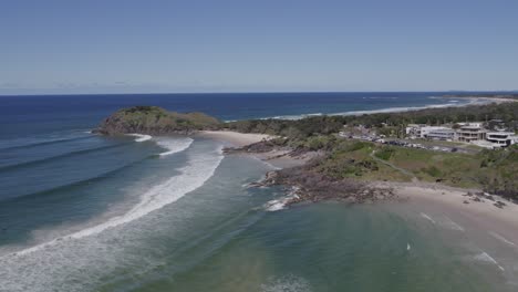 Vista-Aérea-Del-Promontorio-De-Norries-En-La-Playa-De-Cabarita-En-La-Costa-De-Tweed-De-Nueva-Gales-Del-Sur,-Australia---Disparo-De-Drones