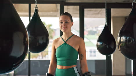 Mujer,-Boxeadora-Y-Retrato-Sonríen-Para-Estar-En-Forma