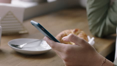 Geschäftsfrau,-Die-Im-Café-Ihr-Smartphone-Benutzt-Und-Online-Nachrichten-Durchstöbert,-Kaffee-Trinkt,-SMS-Schreibt-Und-Ihren-Lebensstil-In-Sozialen-Medien-Teilt-Und-Die-Mobiltelefonkommunikation-Aus-Nächster-Nähe-Genießt