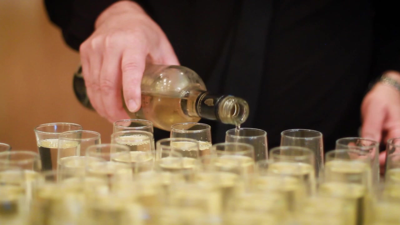 Cameriere che serve champagne a un seminario