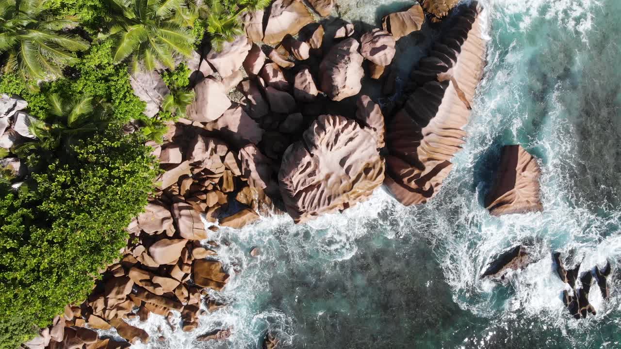 Pemandangan udara pantai-pantai berpasir putih dan air pirus di Anse Coco, Petit Anse, dan Grand Anse di La Digue, sebuah pulau di Seychelles