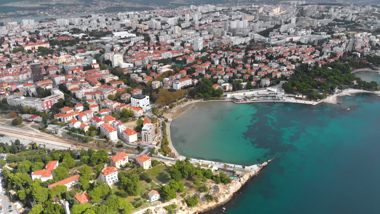 크로아티아의 아드리아 해 해변 위의 조감도