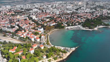 vista de pájaro sobre la playa del mar adriático en croacia
