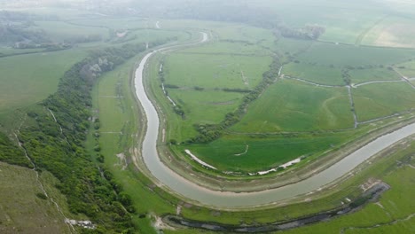 Geschwungener-Fluss-In-Grünen-Feldern,-Drohnenschuss