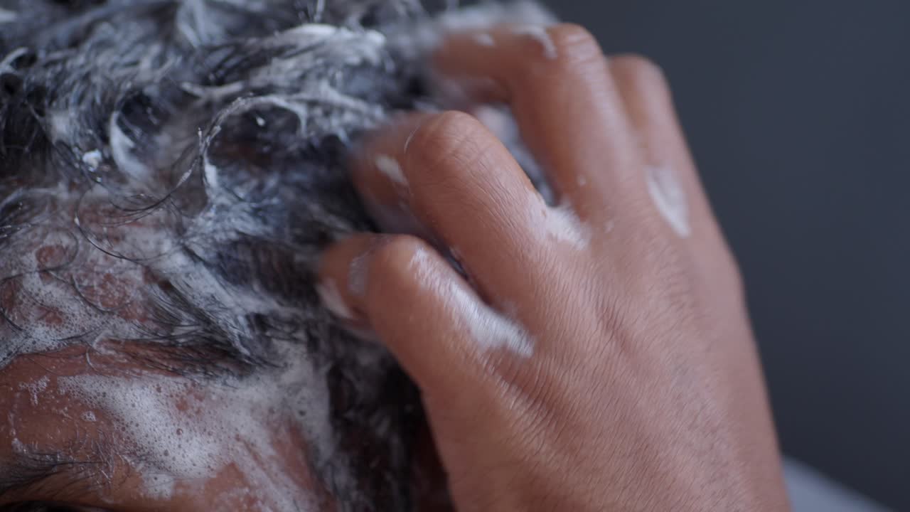 Uomo che si lava i capelli