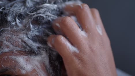 hombre lavándose el cabello