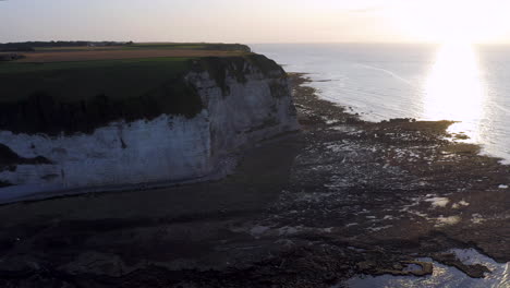 Absteigende-Luftaufnahme-über-Der-Steilen-Klippe-Der-Französischen-Normandie-Bei-Sonnenuntergang